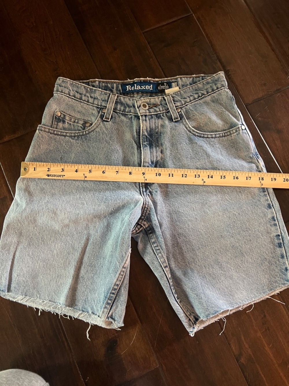 Vintage Levi’s Silvertab Relaxed fit cutoff denim shorts size 29 light wash - Picture 11 of 12
